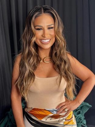 Leva iogurte e pouco trigo: Simone Mendes tem receita fácil de bolo delicioso