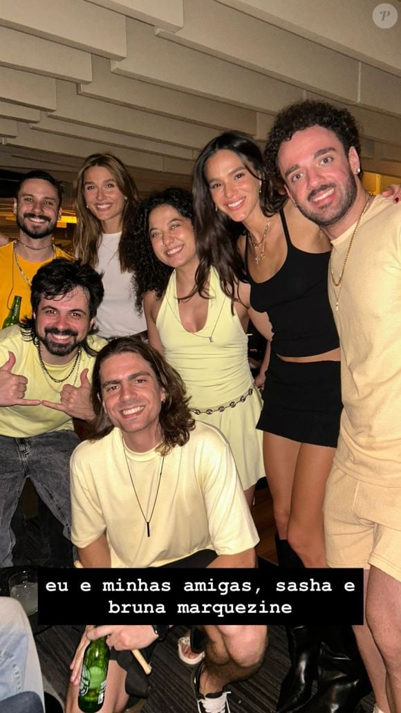Bruna Marquezine e Sasha Meneghel posaram com os integrantes do grupo Versão