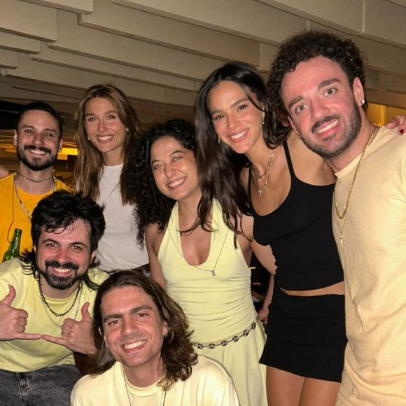Bruna Marquezine e Sasha Meneghel posaram com os integrantes do grupo Versão