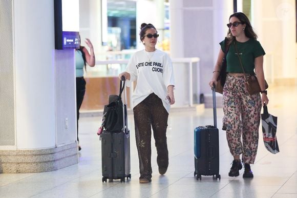 Mel Maia circulou de óculos escuros e um look comfy, composto de camisão branco e uma calça preta transparente com brilhos discretos