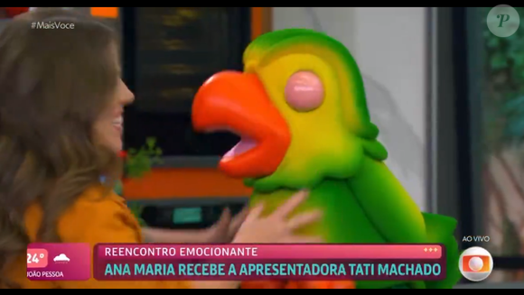 Tati Machado foi abraçar o Louro Mané, mas quebrou o protocolo e foi para trás da bancada: ‘Eu vou falar com você, mas eu vou aqui atrás’