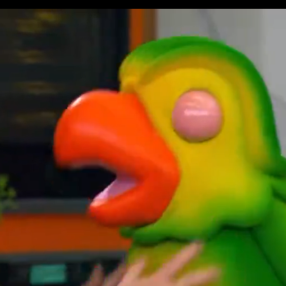 Tati Machado foi abraçar o Louro Mané, mas quebrou o protocolo e foi para trás da bancada: ‘Eu vou falar com você, mas eu vou aqui atrás’