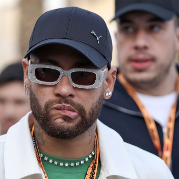 Neymar negou ter participado da festa com mulheres apesar de seu helicóptero ter sido fotografado no local