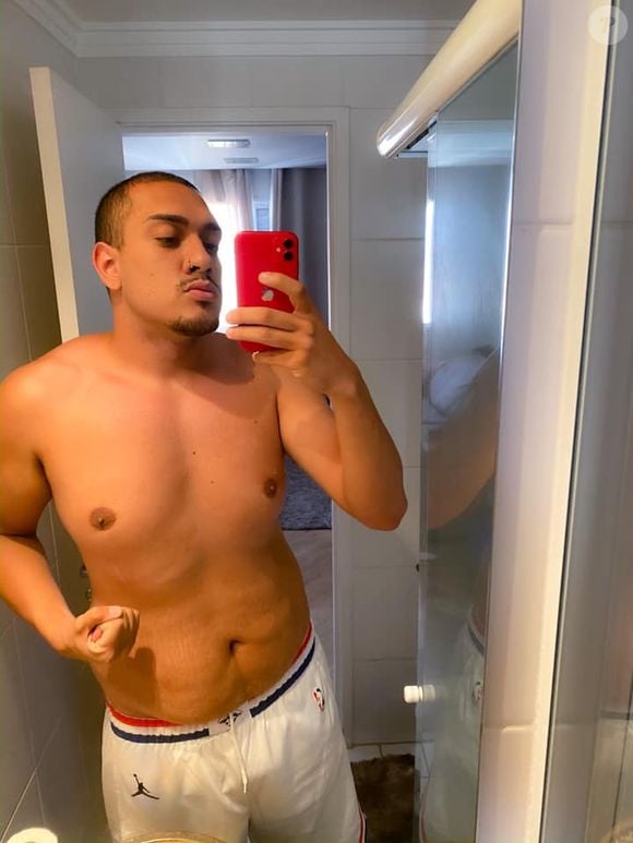 Mais magro, MC Binn voltou a destacar seu corpo na web