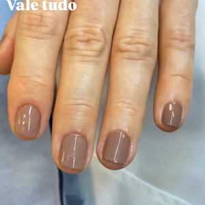 Em ‘Vale Tudo’, Odete Roitman sempre aparece em cena com um esmalte nude amarronzado