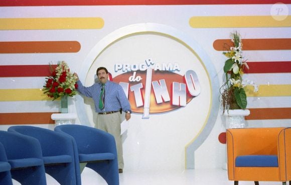 Ratinho chegaria ao SBT em 1998 - foto mostra apresentador em seu primeiro programa no canal