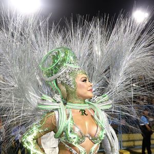 Fabíola de Andrade valorizou corpo sarado em fantasia de rainha de bateria
