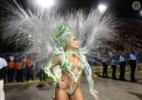 Fabíola de Andrade valorizou corpo sarado em fantasia de rainha de bateria