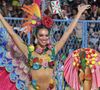Nem esparadrapo, nem gaze: musa da Grande Rio, ex-BBB Alane aposta em tratamento inusitado para tratar bumbum ferido após Carnaval