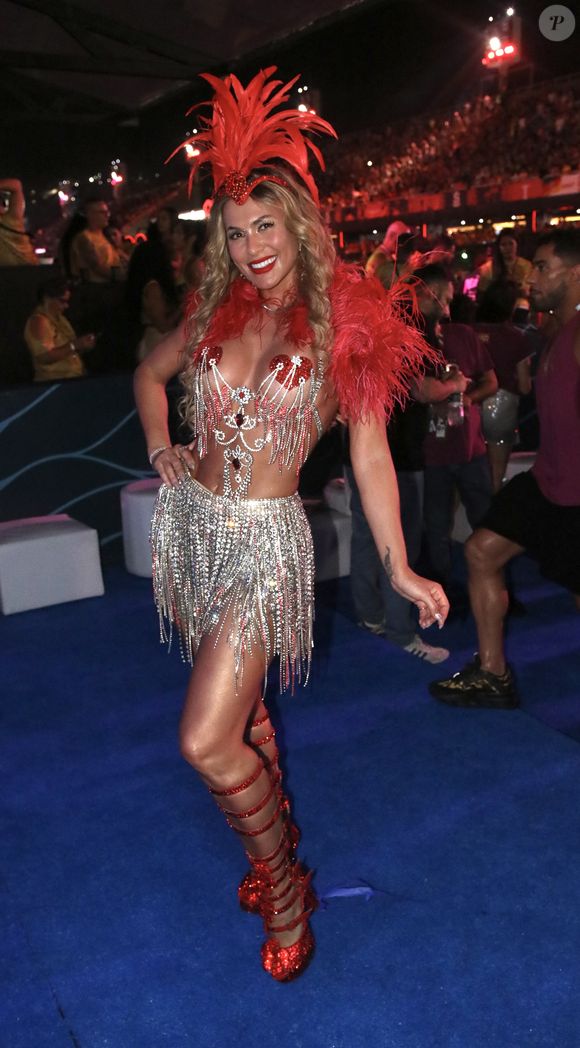 Toda em prateada e com show de strass, Lívia Andrade apostou em um look carnavalesco com detalhes em vermelho