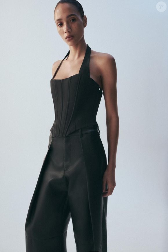 O top de inspiração corset com gola halter da Zara tem decote reto, laços nas costas e barra assimétrica, detalhes que valorizam a região dos ombros e da cintura. O modelo custa R$ 279,00