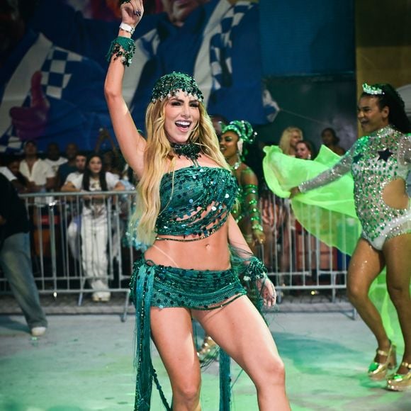 Erika Schinayder chega para a segunda noite de Minis desfiles da escolas de samba do Rio de Janeiro