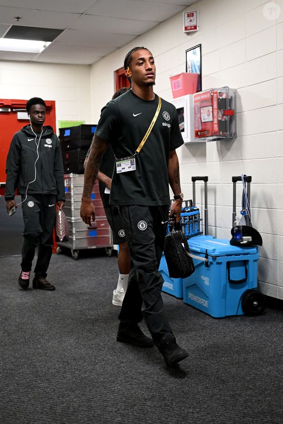 Revelado pelo tricolor carioca, João Pedro ganhou destaque ainda jovem, o que chamou a atenção do Watford, da Inglaterra, clube pelo qual atuou por três temporadas e meia. Com 30 gols em 70 jogos, sua performance despertou o interesse do Chelsea, onde atualmente vive um novo momento de ascensão.