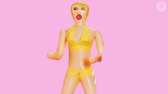 Boneca inflável, segurança e um flagra: cena inesperada repercute na internet!