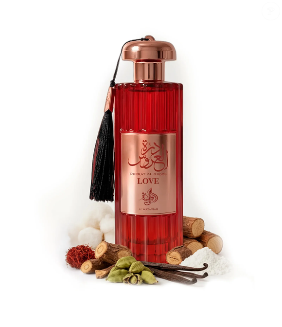 Baunilha, açafrão e cardamomo estão entre os destaques do Durrat Al Aroos Love, da Al Wataniah. A fragrância oriental especiada feminina também apresenta almíscar branco e óleo de cipriol nas notas de topo, além de madeira guaiac e cumarina no fundo. Segundo a descrição do produto, o perfume tem uma proposta intensa e envolvente, indicada para noites especiais