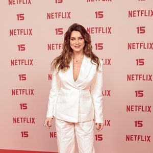 Minha mãe passou dos 50 anos e encontrou nos novos tênis bege da Kolosh uma alternativa para variar os sapatos brancos. O modelo combina com diferentes looks de Primavera e reúne praticidade, conforto e um toque de sofisticação, assim como o terno de alfaiataria branco perolado usado por Letícia Spiller, composto por blazer estruturado com decote em V, calça de caimento reto e sapatos de salto claro