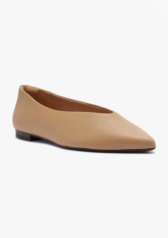 Hering - Sapatilha Slingback Tachas | R$ 119,99 - Aqui, a proposta é mais discreta e elegante: bico fino com recorte arredondado sobre o peito do pé