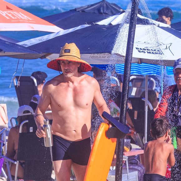 O corpo de Alexandre Nero de sunga chamou atenção