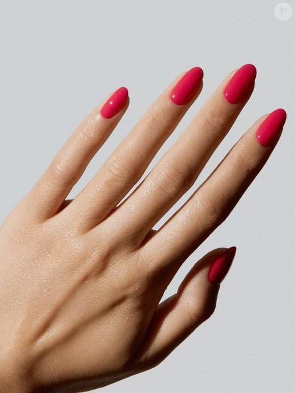 Vermelho melancia nas unhas neste Outono deixa suas mãos com mais energia e extremamente atraente.