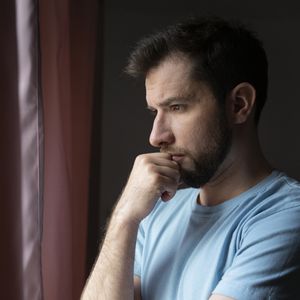 Reflexão de Zenão de Cítio volta a repercutir ao destacar como o autoengano pode comprometer o autoconhecimento e a sabedoria