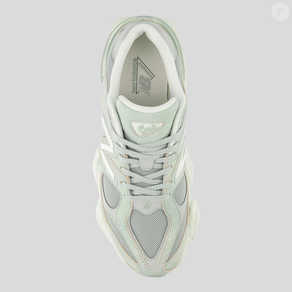 Disponíveis por R$ 1.299,99, os New Balance 9060 unem design robusto, conforto para o dia a dia e uma paleta de cores que promete dominar os looks de inverno