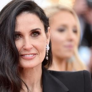 Aparência de Demi Moore dividiu opiniões na web durante participação em desfile