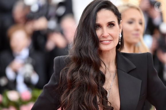 Aparência de Demi Moore dividiu opiniões na web durante participação em desfile