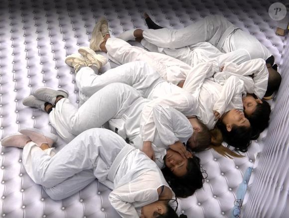 Sem banho, sem cama e sob ruídos constantes, confinados enfrentam a prova mais longa da história do BBB