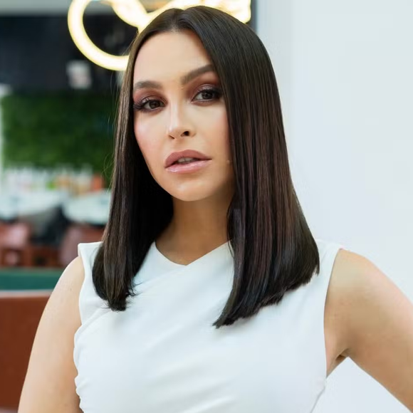 Carla Diaz troca o loiro pelo cabelo castanho e transformação choca