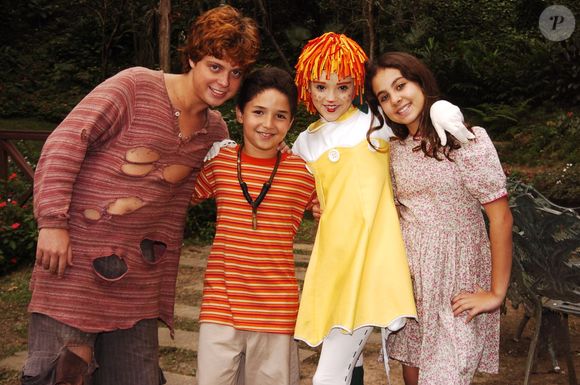 Bruna Marquezine e Isabelle Drummond faziam aulas de sapateado juntas e estavam em cartaz na peça 'Cosquinha', em 2004, quando contracenaram no 'Sítio do Picapau Amarelo' - na foto, Isabelle com Henrique Ramiro, João Vitor da Silva e Caroline Molinari