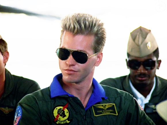 Val Kilmer enfrentou alguns momentos conturbados na carreira, após o diagnóstico da grave doença na garganta. Chegou a realizar cirurgias, radioterapias, e um procedimento de traqueostomia, comprometendo as cordas vocais.
