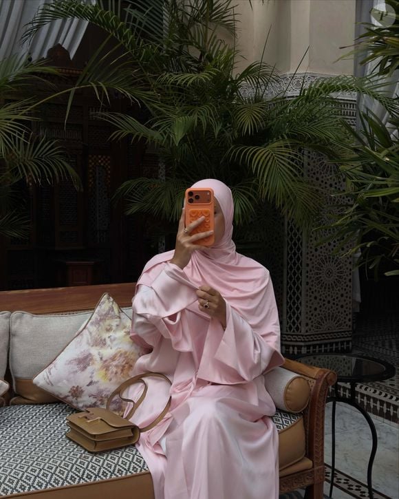 Mulher de Dembélé sempre esconde rosto na web.. Nas fotos, Rima Edbouche Dembélé sempre usa véu, o hijad