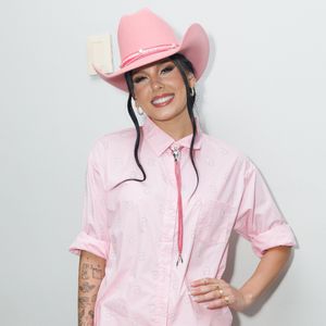 Ana Castela em look rosa lavado: a cantora alia romantismo e country em looks