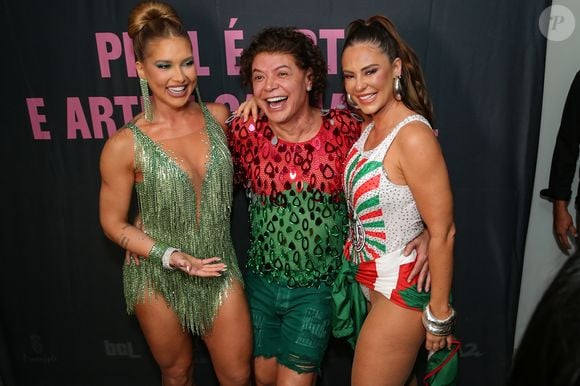 Paolla Oliveira roubou a cena na quadra da Grande Rio ao lado de Virgínia Fonseca na semana passada