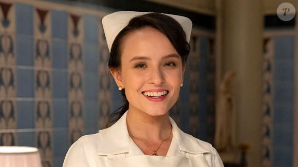 Estela (Larissa Manoela) - Estudante de Enfermagem com um passado misterioso. Depois que o pai morreu de desgosto quando a mãe saiu de casa e nunca mais apareceu, vive com a avó Aurora (Lu Grimaldi) e com a irmã Anabela (Isabelly Carvalho), a quem dedica sua vida. Ela se interessará por Celso (Rainer Cadete).
