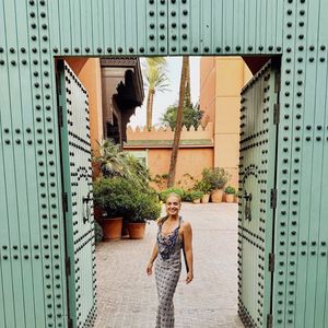 Angélica com mix de estampas ao combinar um vestido longo com lenço no colo, styling simples, mas com muito impacto visual