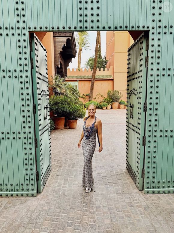 Angélica com mix de estampas ao combinar um vestido longo com lenço no colo, styling simples, mas com muito impacto visual