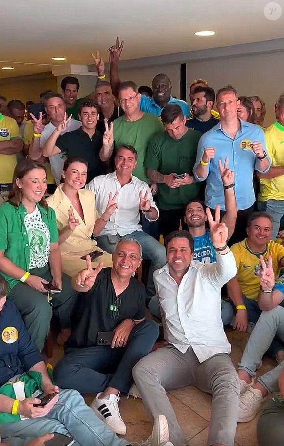 Antes de ser constatada a vitória de Lula, Flávio Bolsonaro comemorou uma virada na apuração ao lado dos apoiadores