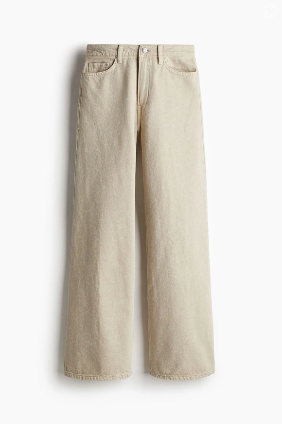 As calças jeans wide leg de cintura alta em tom bege da H&M, por R$ 199,90, são uma opção para combinar com tênis brancos e criar looks leves para a primavera