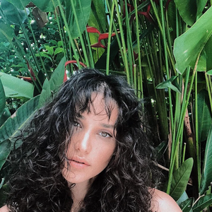 Débora Nascimento exibe cabelo cacheado em corte em camadas