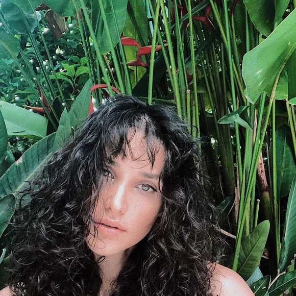 Débora Nascimento exibe cabelo cacheado em corte em camadas