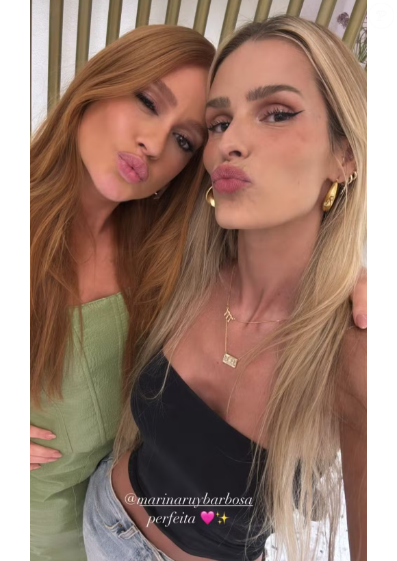 Em uma das fotos, Yasmin e Marina mandavam 'beijos' para a câmera, durante um momento de descontração.