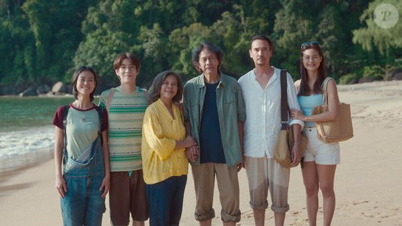 'Família Analógica': um homem contrata uma família falsa para visitar o pai doente, mas o plano se complica à medida que verdades escondidas começam a surgir