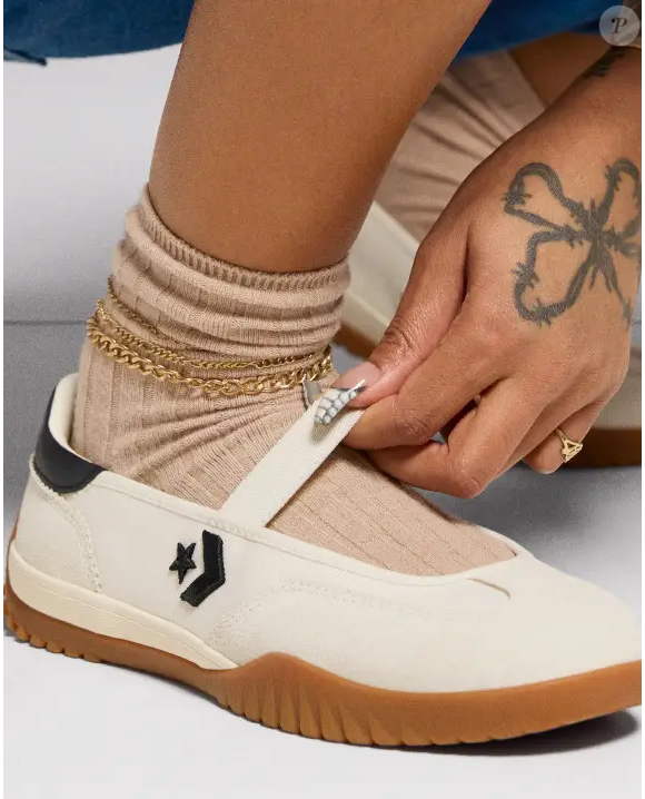 Parecem sapatilhas de balé, mas são da Converse: novo tênis bege conquista mulheres elegantes neste inverno