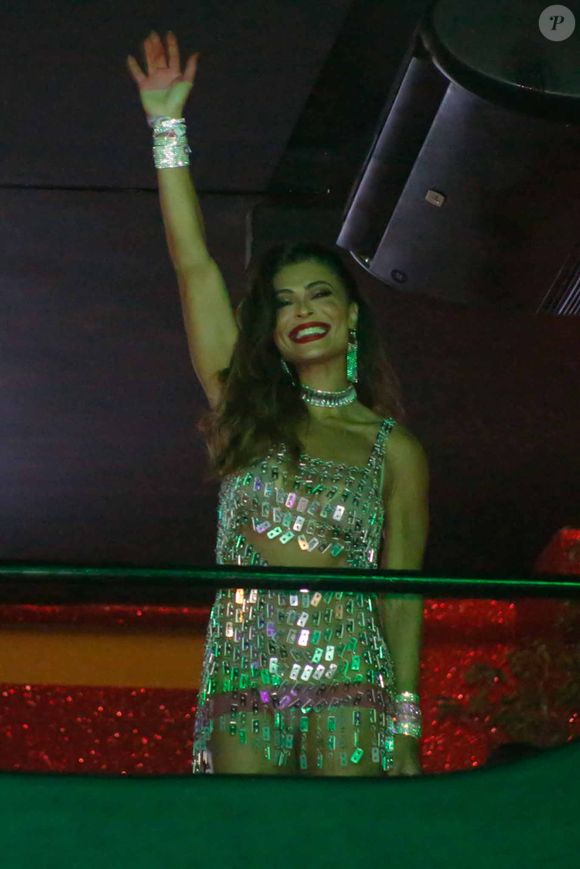 Desfile das Campeãs 2025: Juliana Paes investiu na transparência com um look muito ousado