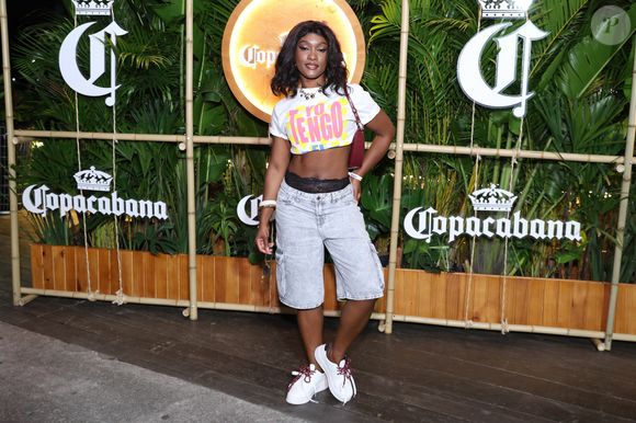 Érika Januza deixou o corpão à mostra com um cropped branco e bermuda jeans comprida