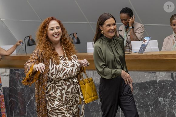 Debora Lamm e Adriana Esteves nos bastidores da novela Mania de Você