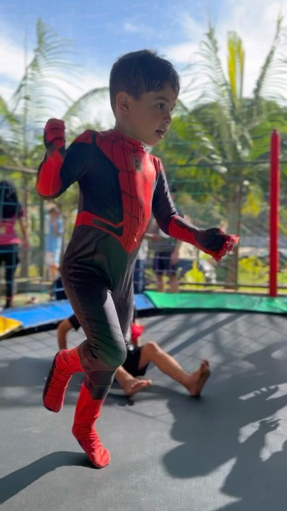 Léo é filho de Marília Mendonça e Murilo Huff. Ele está com 05 anos.