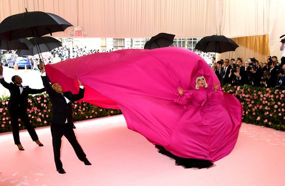Gaga apresentou uma performance de moda ao trocar de roupa quatro vezes no tapete vermelho do MET Gala