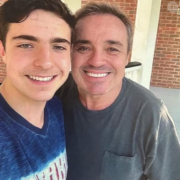 João Augusto Liberato ao lado do pai, Gugu.